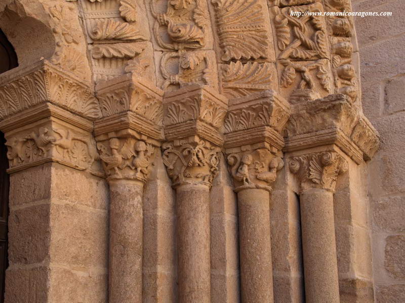 PORTADA SUR DEL TEMPLO: CAPITELES DEL LADO DERECHO